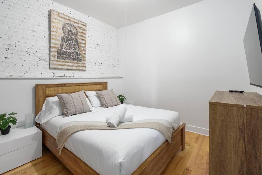 Apartment Chic Mile-end 3br Getaway - Free Parking, Sleeps 8 *
