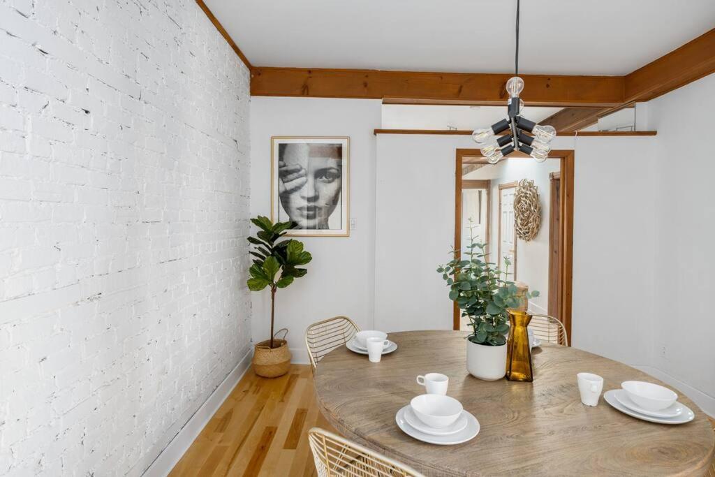 Chic Mile-end 3br Getaway - Free Parking, Sleeps 8 Apartment Montreal