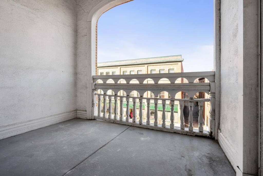 Chic Mile-end 3br Getaway - Free Parking, Sleeps 8 *
