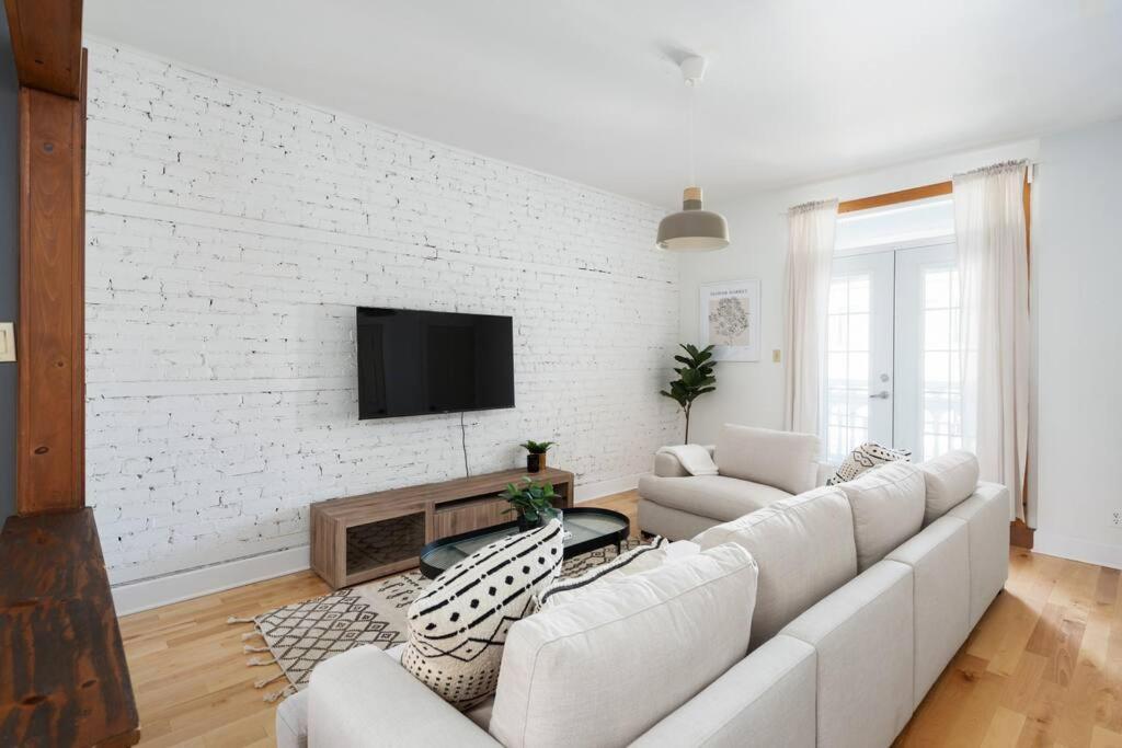Chic Mile-end 3br Getaway - Free Parking, Sleeps 8 Montreal
