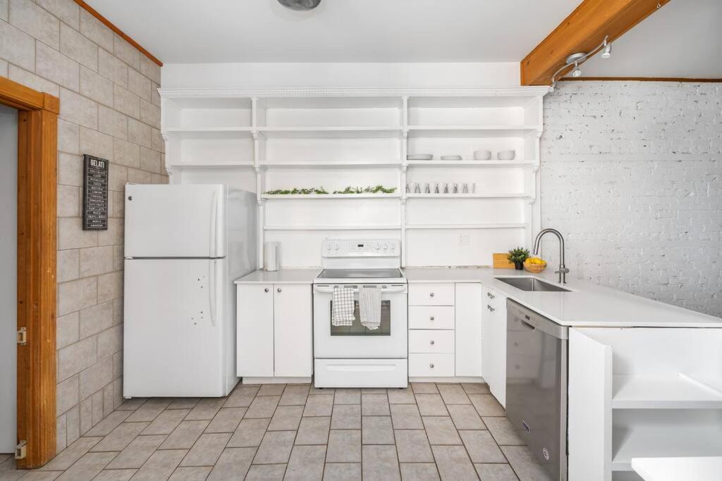 Chic Mile-end 3br Getaway - Free Parking, Sleeps 8 *