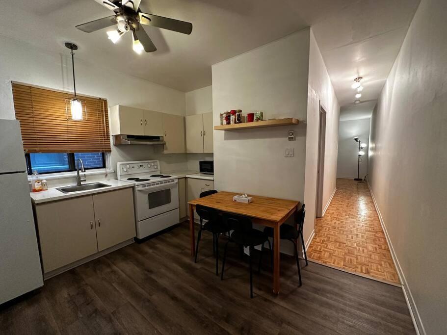 Fully Furnished 2 Bedroom Unit, Downtown, Near Subway, 32 Days Minimum Apartment Montreal