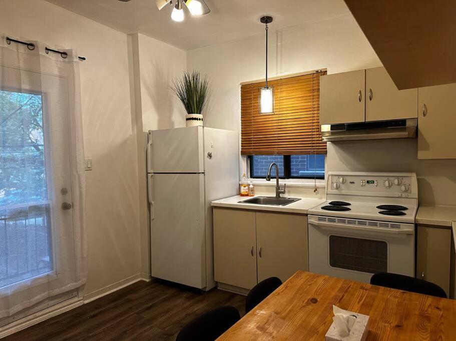 Fully Furnished 2 Bedroom Unit, Downtown, Near Subway, 32 Days Minimum