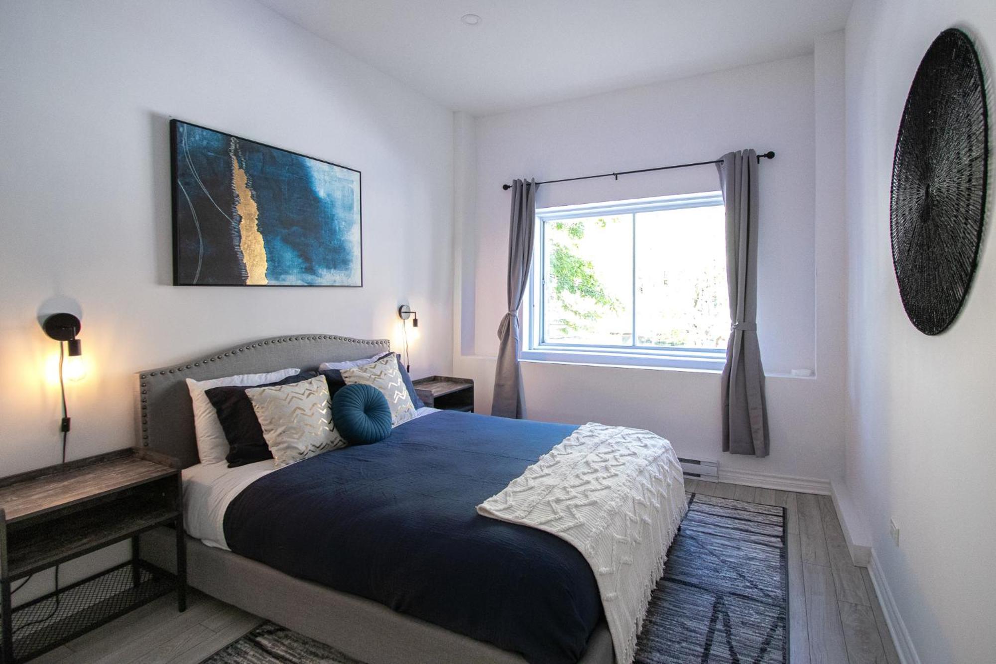 Blue&gold - Selfcheckin - Plateau - St-laurent Apartment *