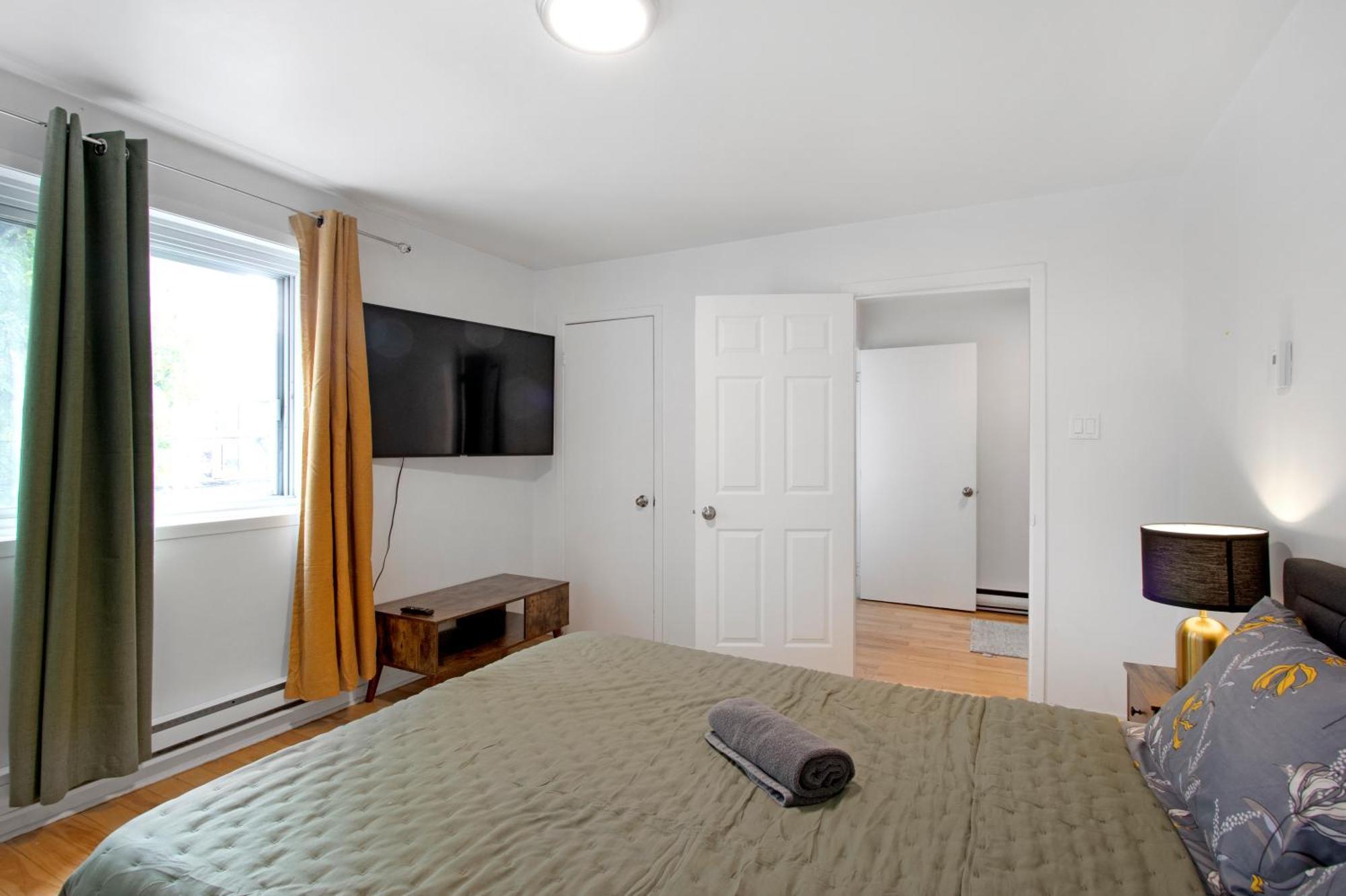 Downtown Montreal-3bedroom Apart-prime Location Apartment Montreal