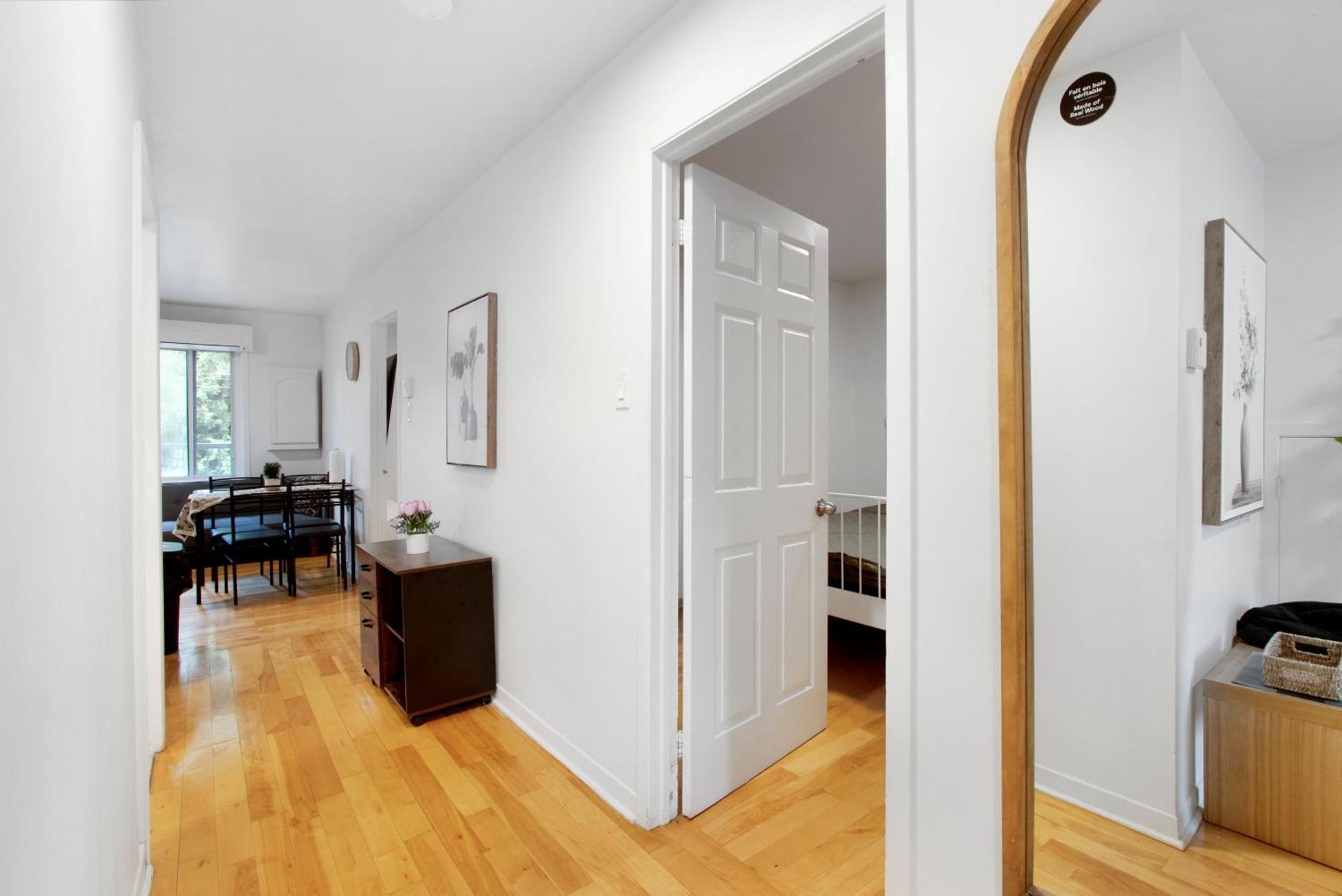 Downtown Montreal-3bedroom Apart-prime Location Apartment *