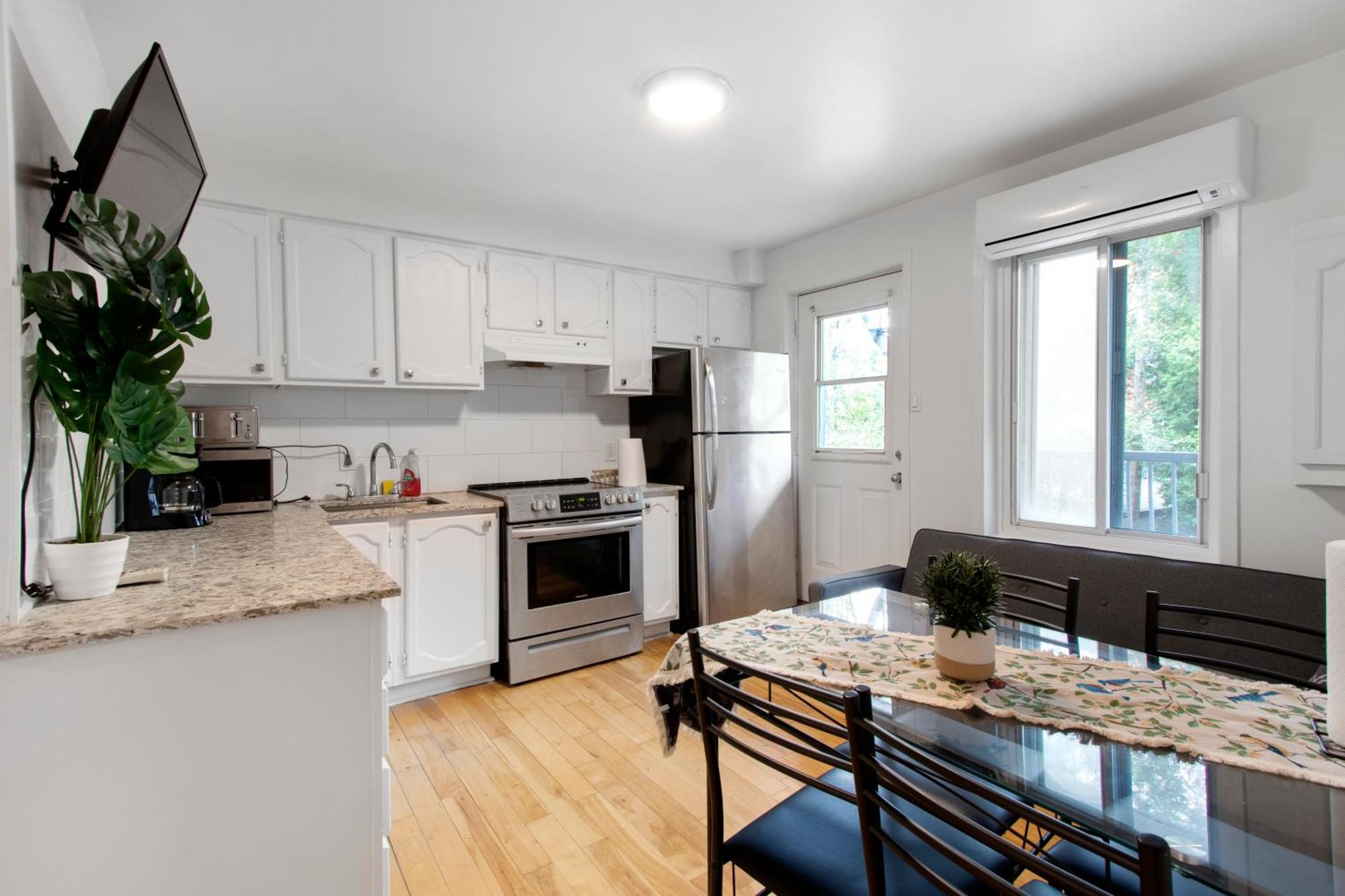 Downtown Montreal-3bedroom Apart-prime Location Montreal