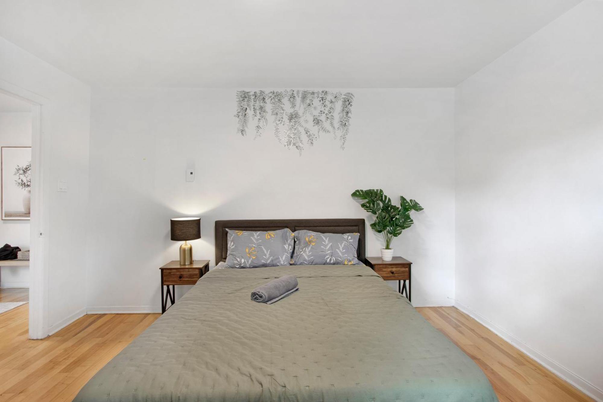 Downtown Montreal-3bedroom Apart-prime Location Montreal