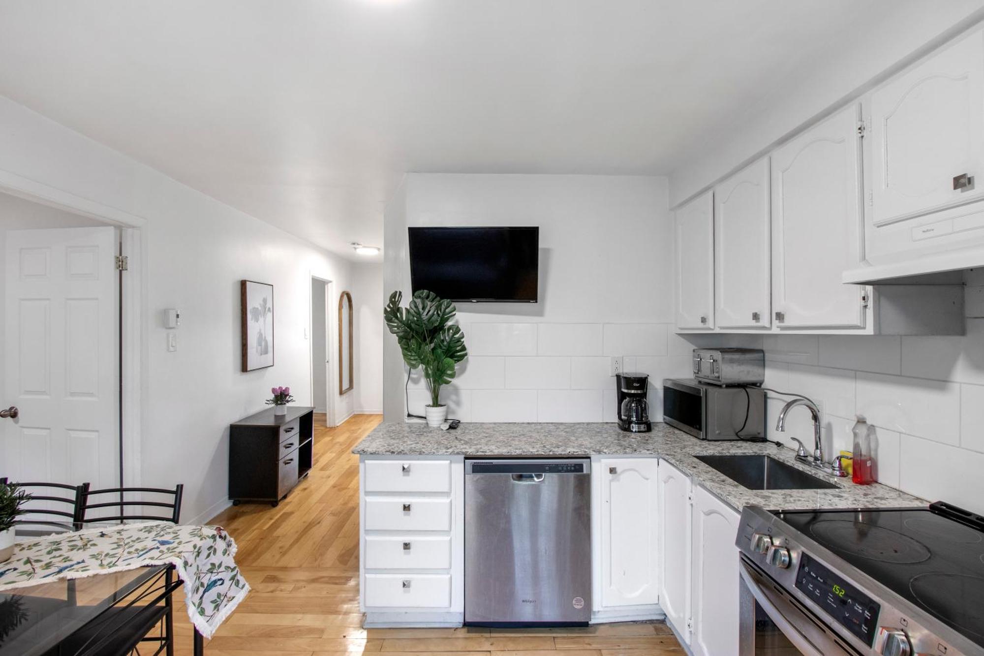 Downtown Montreal-3bedroom Apart-prime Location Montreal