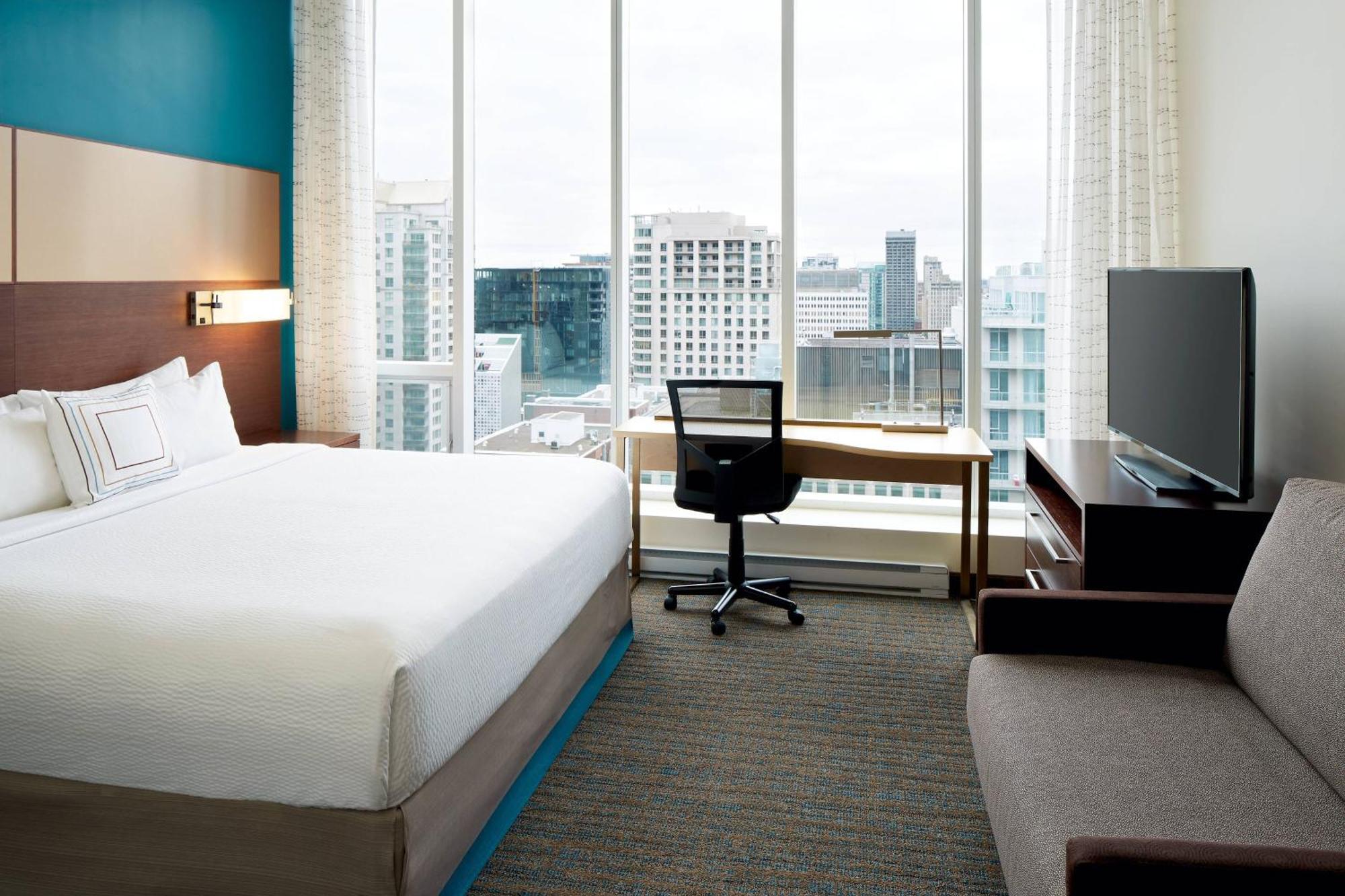 By Marriott Downtown Hotel Montreal