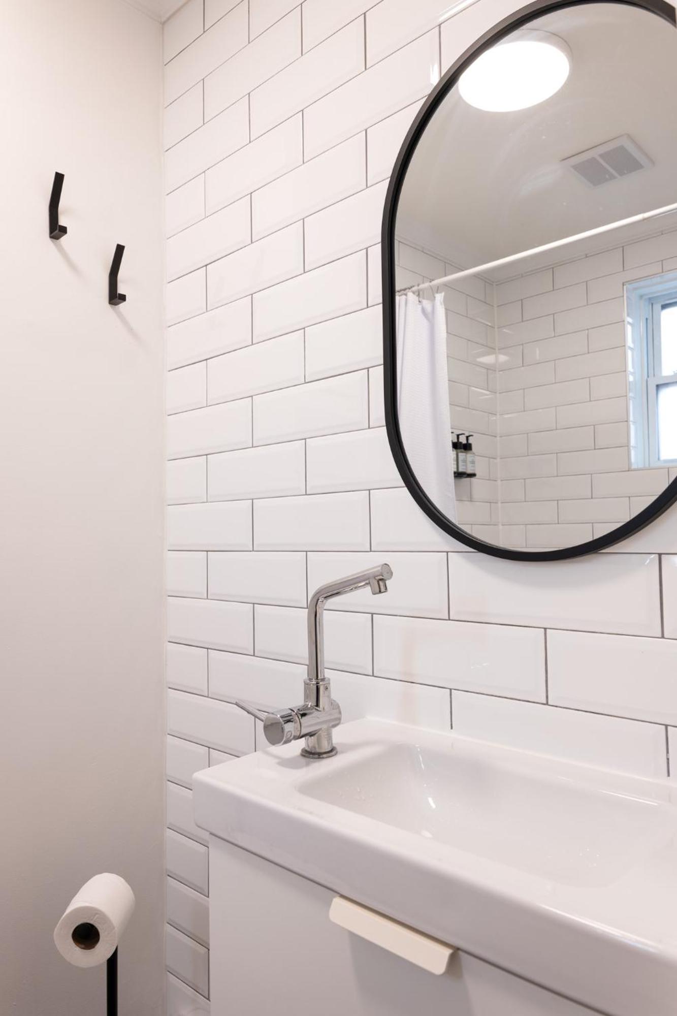Apartment #9 - Classic - Self Check In - Plateau - St-denis - Ac - Tv