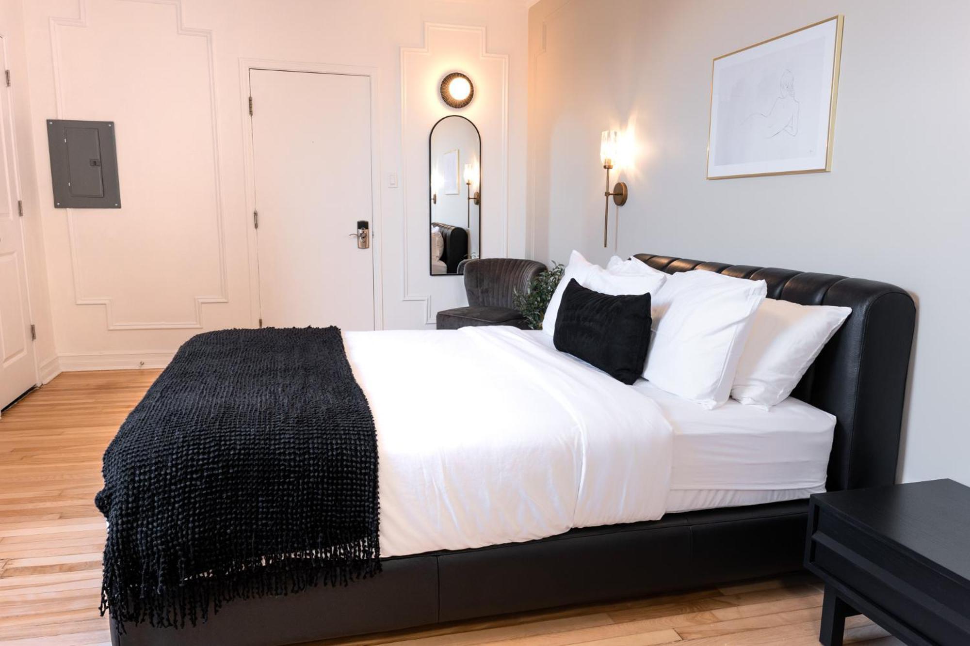 Apartment #9 - Classic - Self Check In - Plateau - St-denis - Ac - Tv Montreal