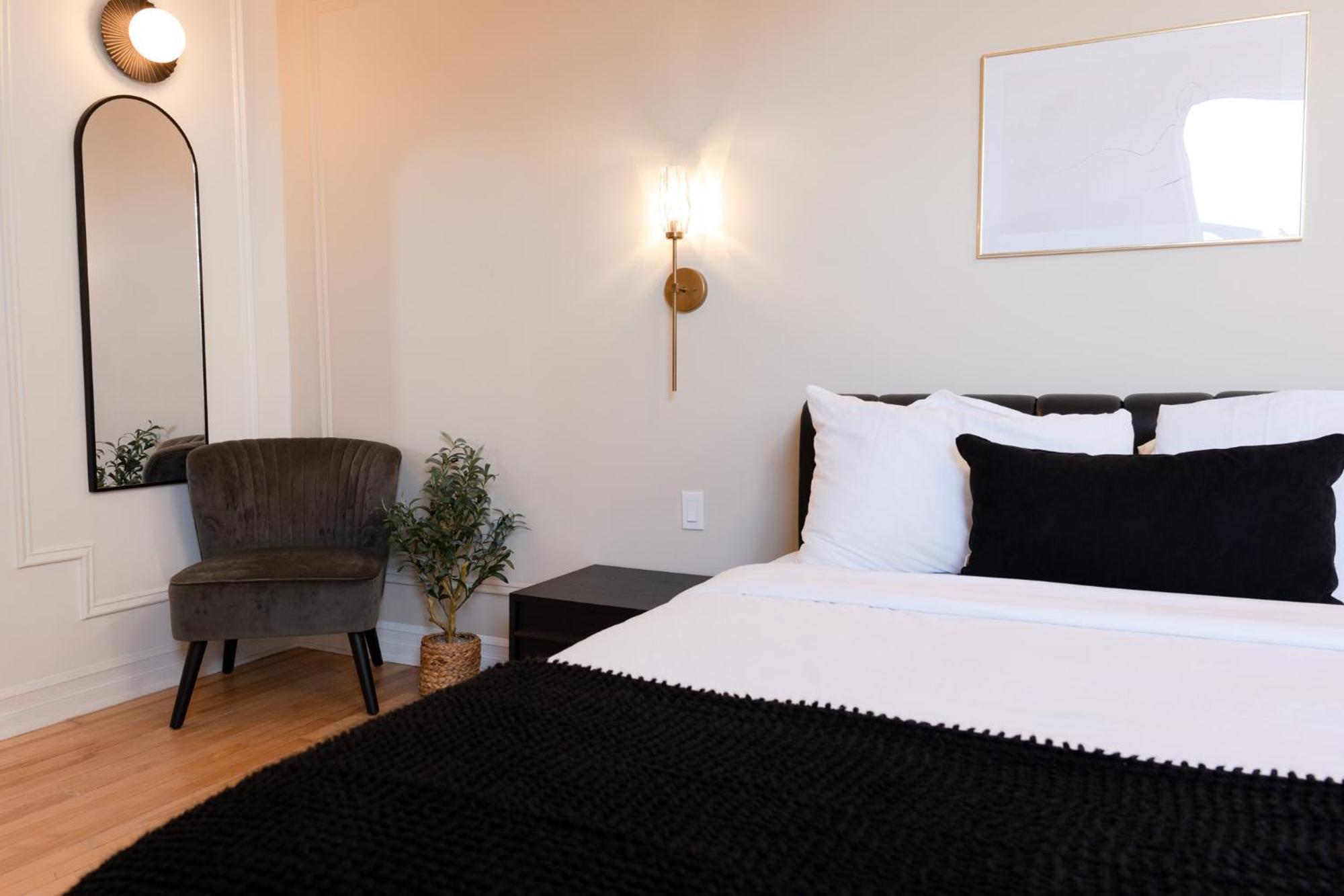 #9 - Classic - Self Check In - Plateau - St-denis - Ac - Tv Apartment