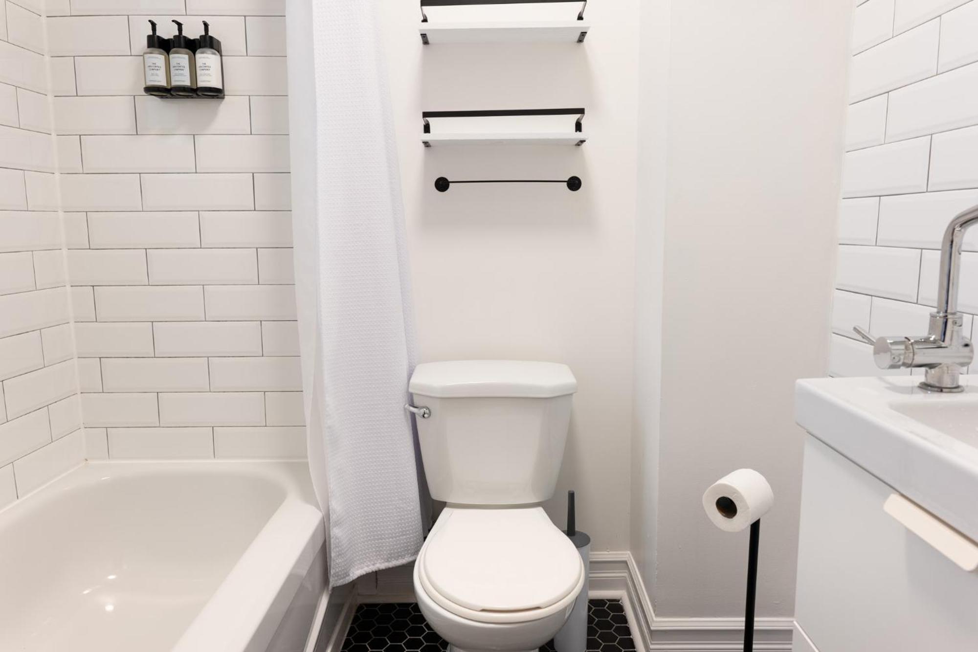 #9 - Classic - Self Check In - Plateau - St-denis - Ac - Tv Apartment Montreal