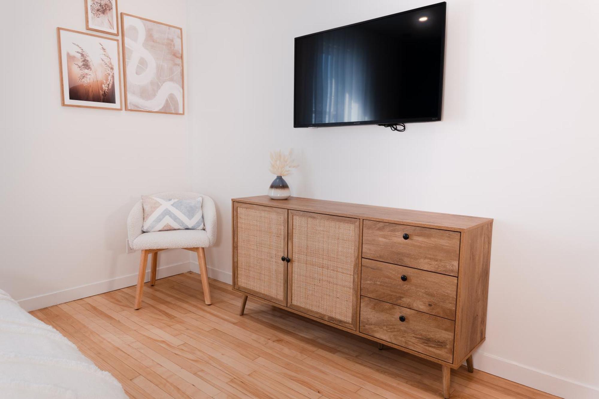 Apartment #7 - Charming - Self Check In - Plateau - St-denis - Ac - Tv