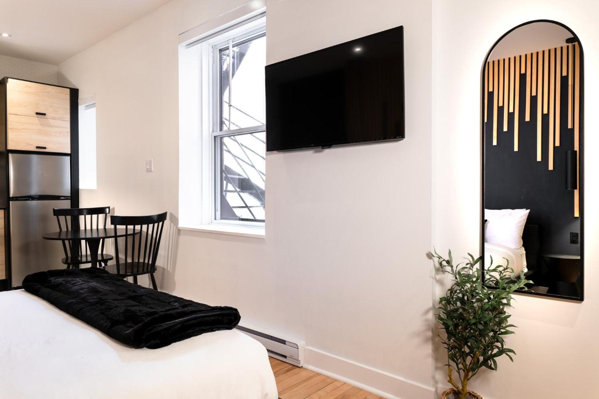 #6 - Artistic - Self Check In - Plateau - St-denis - Ac - Tv Apartment