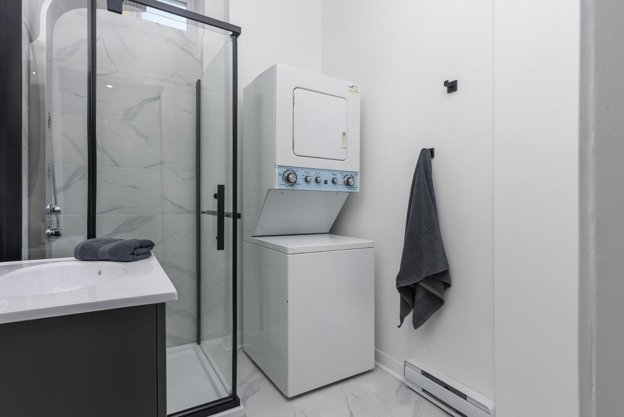 Three Bedroom Chic Downtown Apartment Montreal
