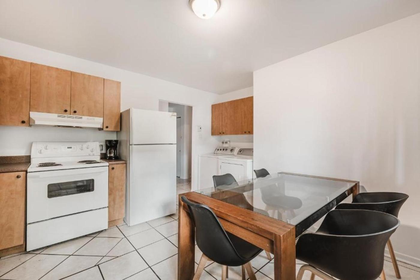 Spacious 3 Bedroom - 572 Apartment