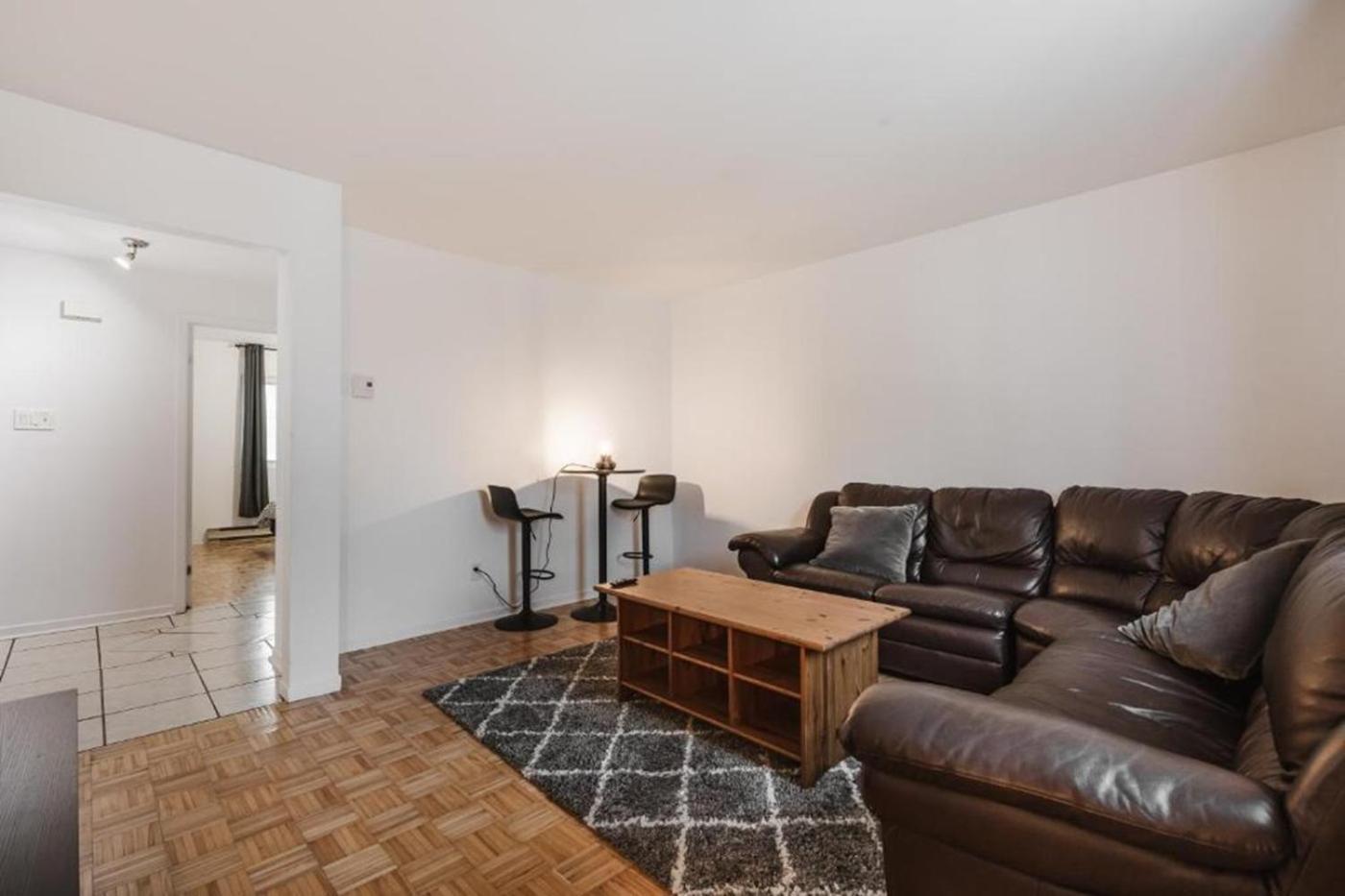 Spacious 3 Bedroom - 572 * Montreal
