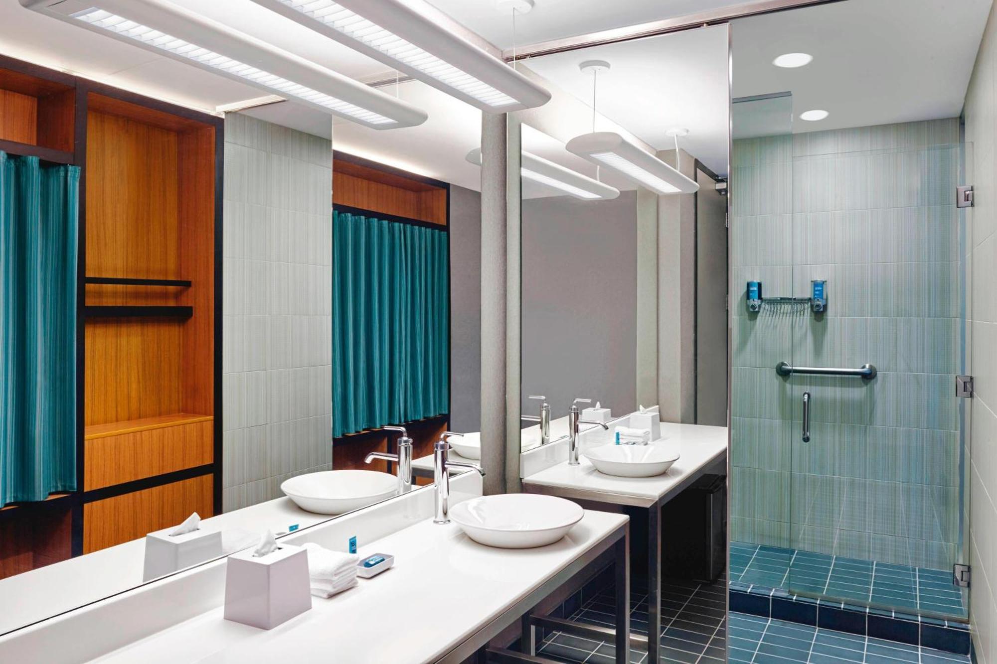 Aloft Airport Hotel 3*