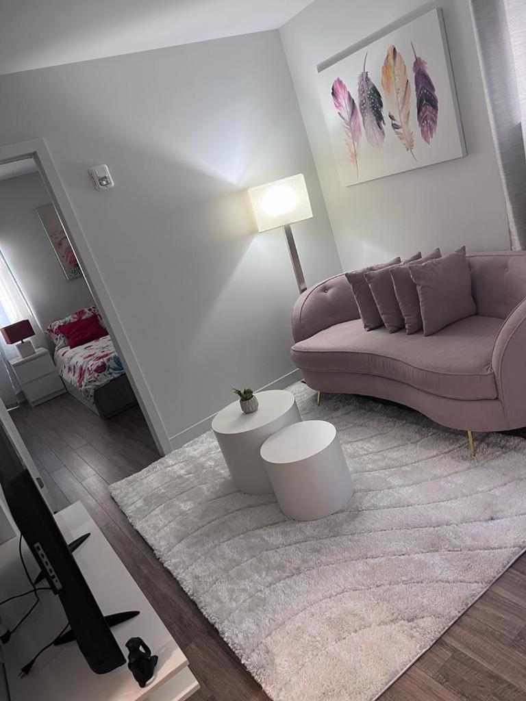 Cozy Getaway Modern Unit Apartment Montreal