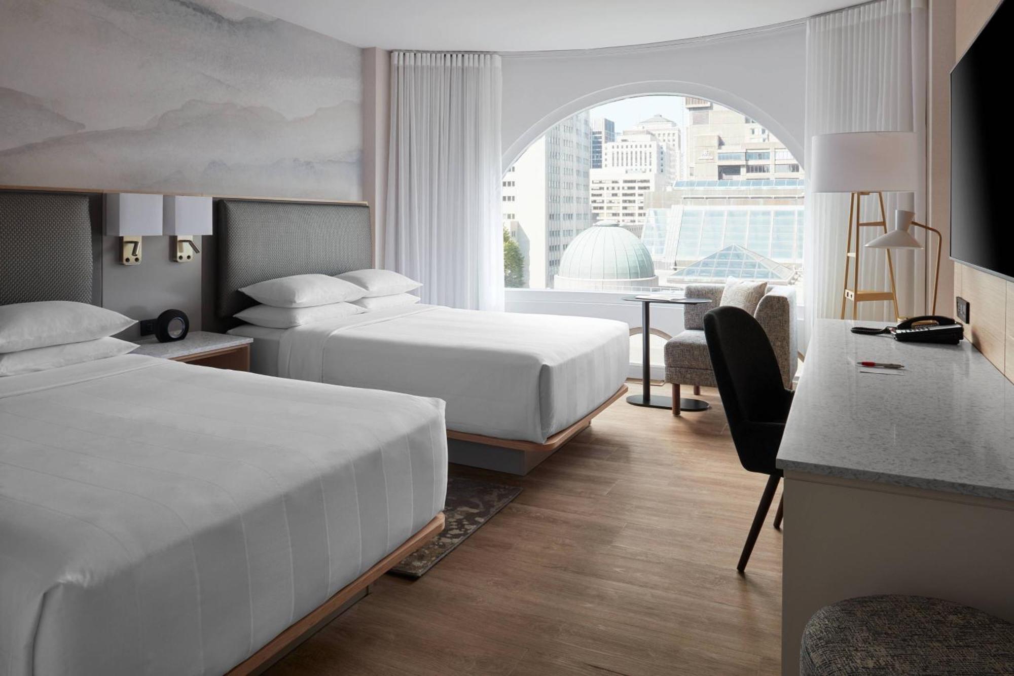 Marriott Chateau Champlain Hotel 4*