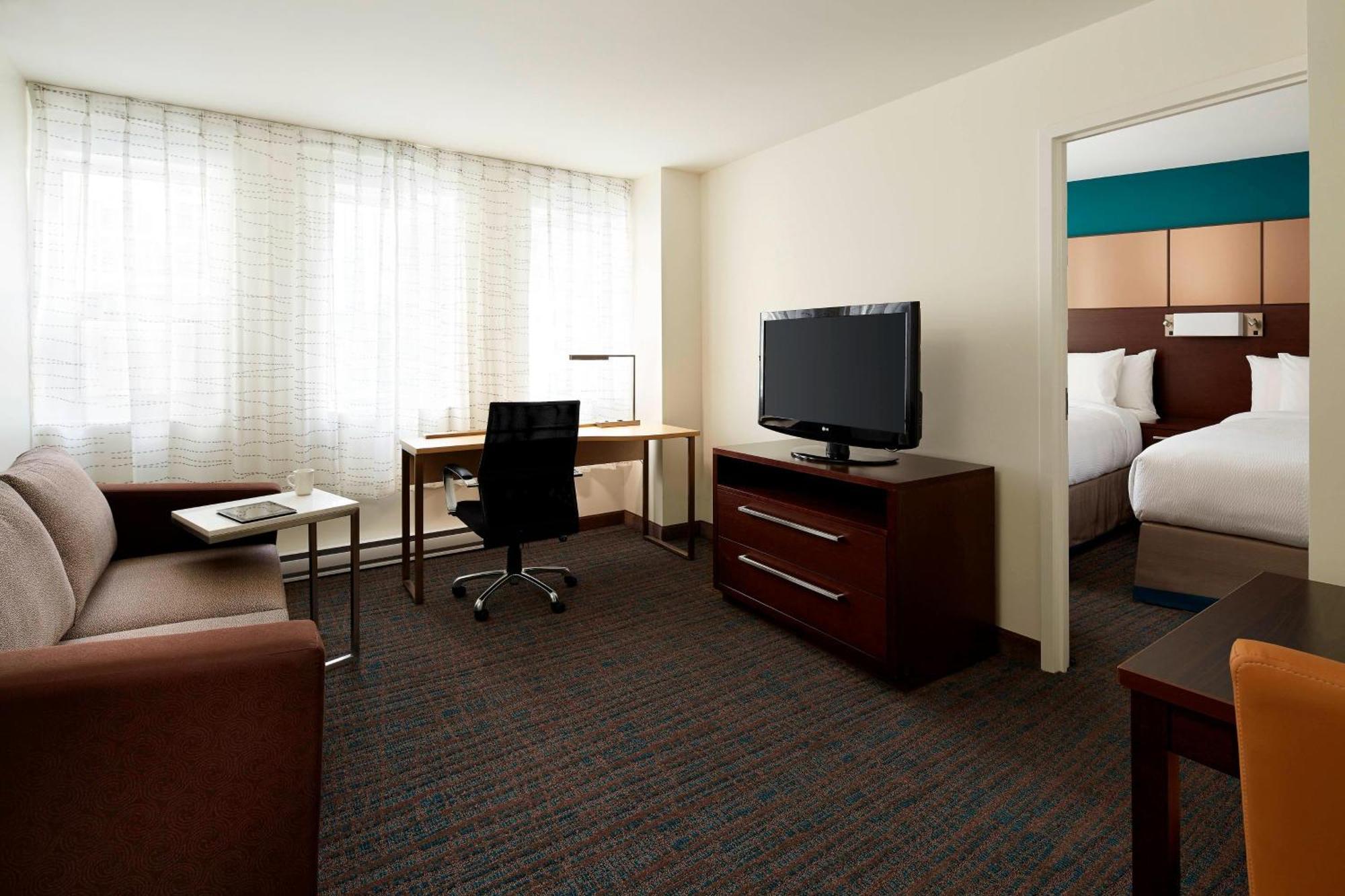 By Marriott Downtown Hotel Montreal