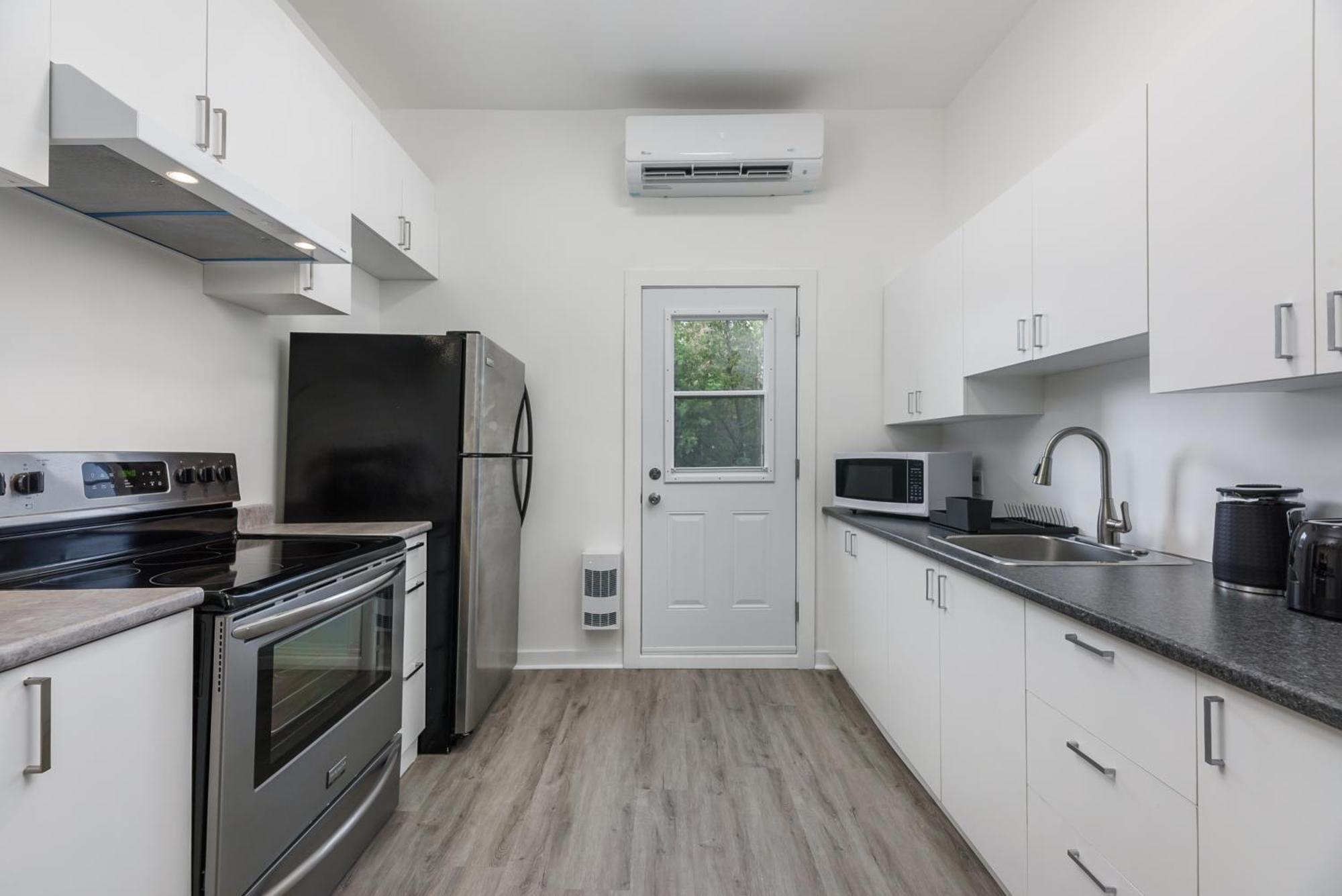 Apartment Brand New 2 Bedroom In The Heart Of The