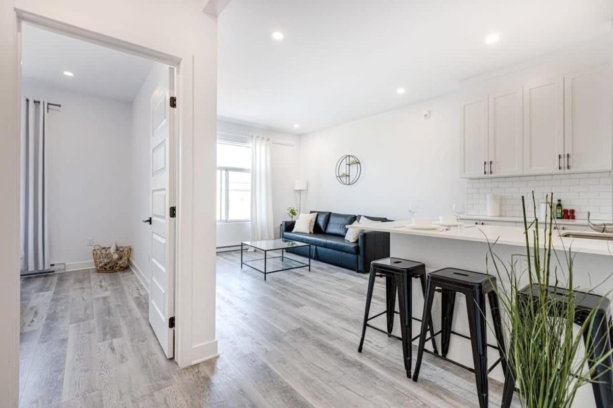 Apartment M11 Upscale Spacious 1br Wkingbed Ac In Heart Of Plateaumile-end Montreal