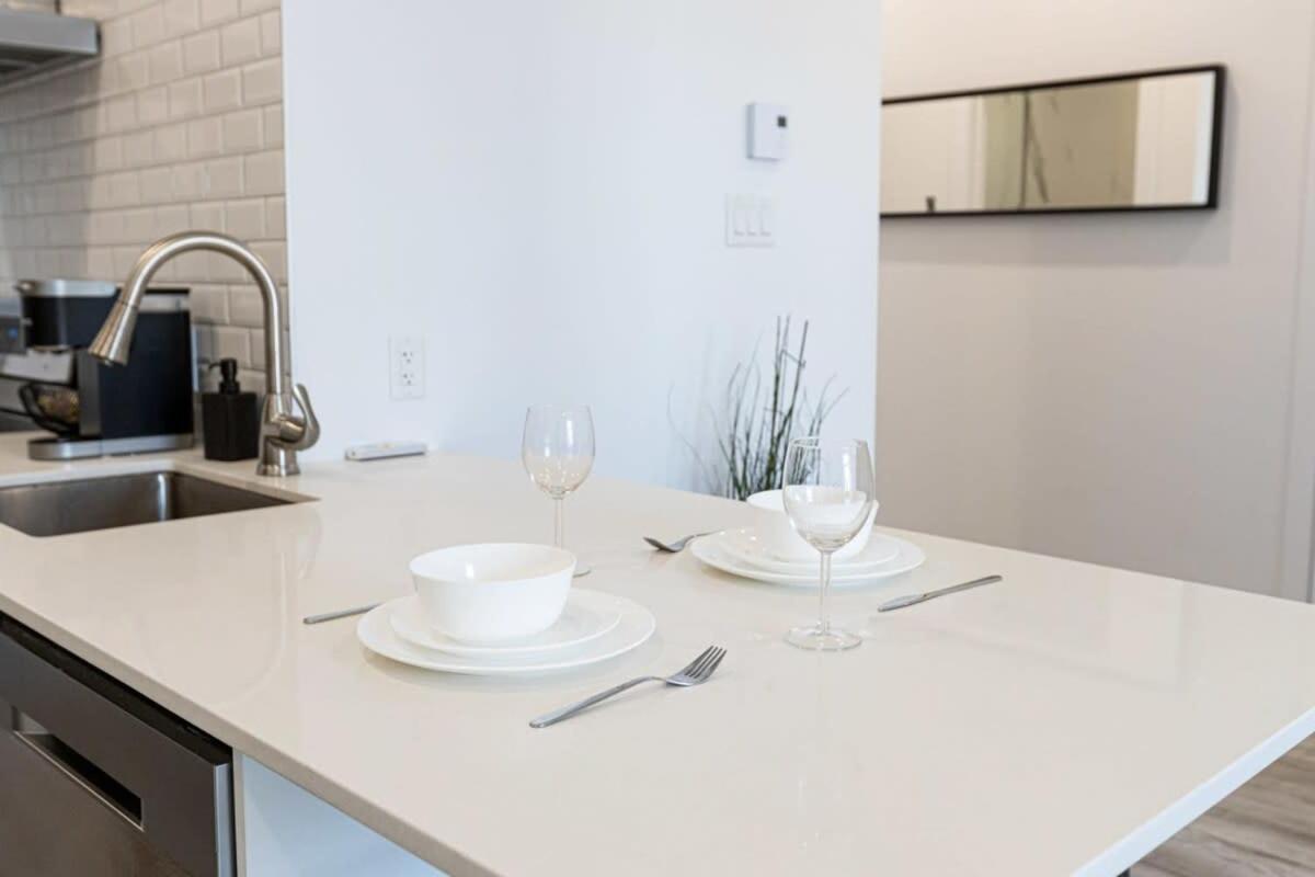 Apartment M11 Upscale Spacious 1br Wkingbed Ac In Heart Of Plateaumile-end Montreal