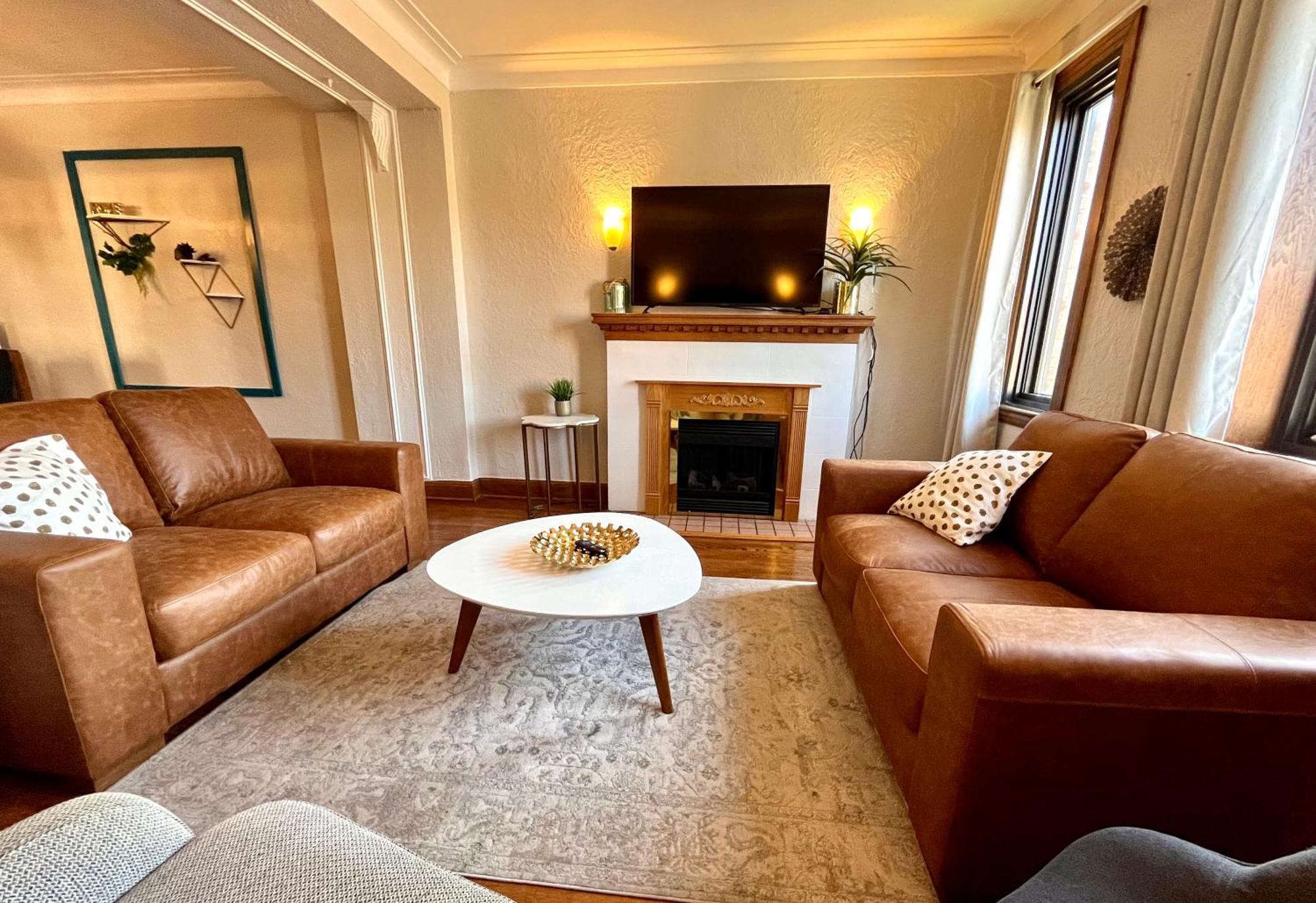Mtlvacationrentals-the Mtlvr Kisses Montreal