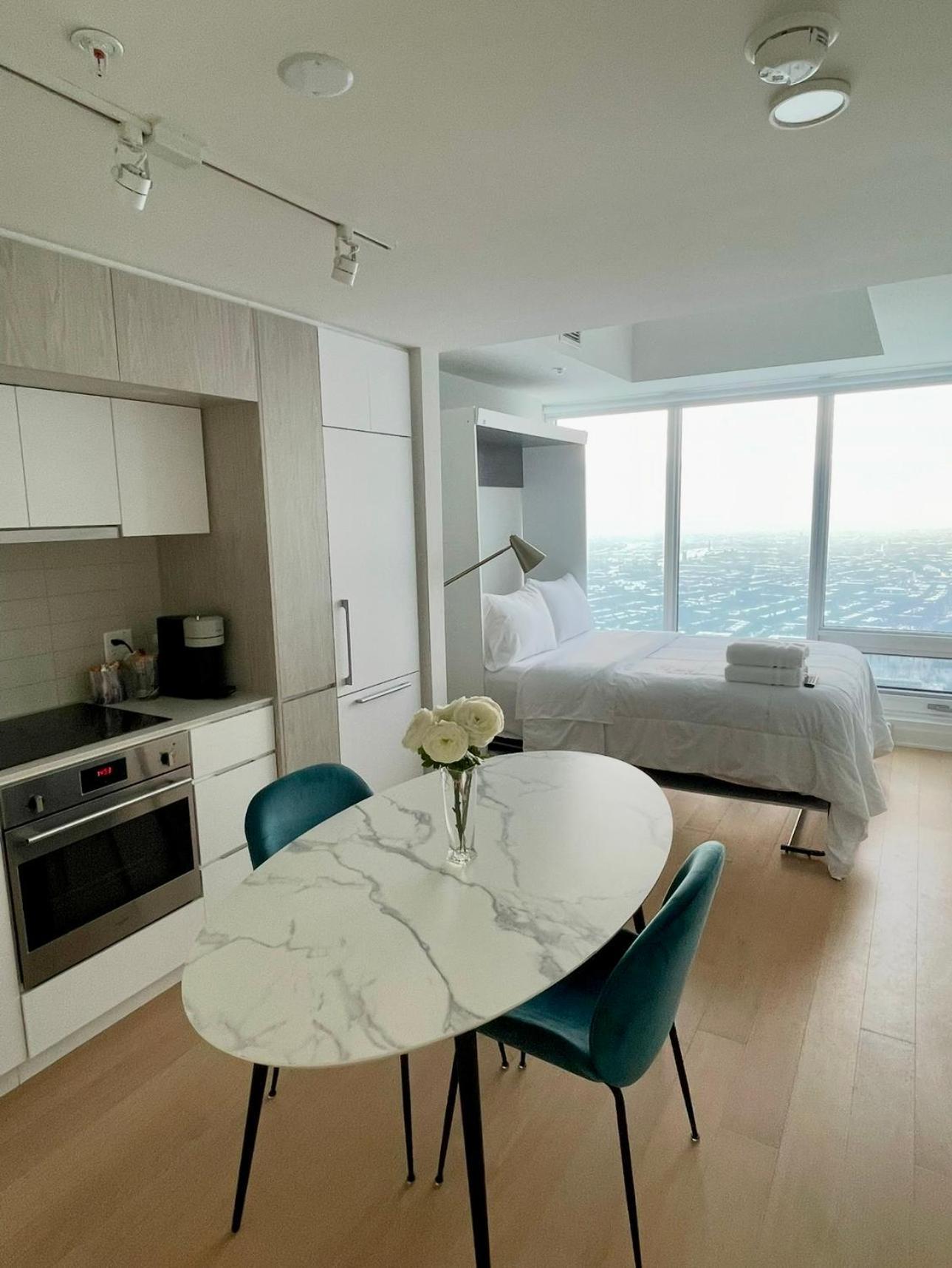 Spectacular Skyline Views - Downtown - Luxury & Penthouse Apartment *