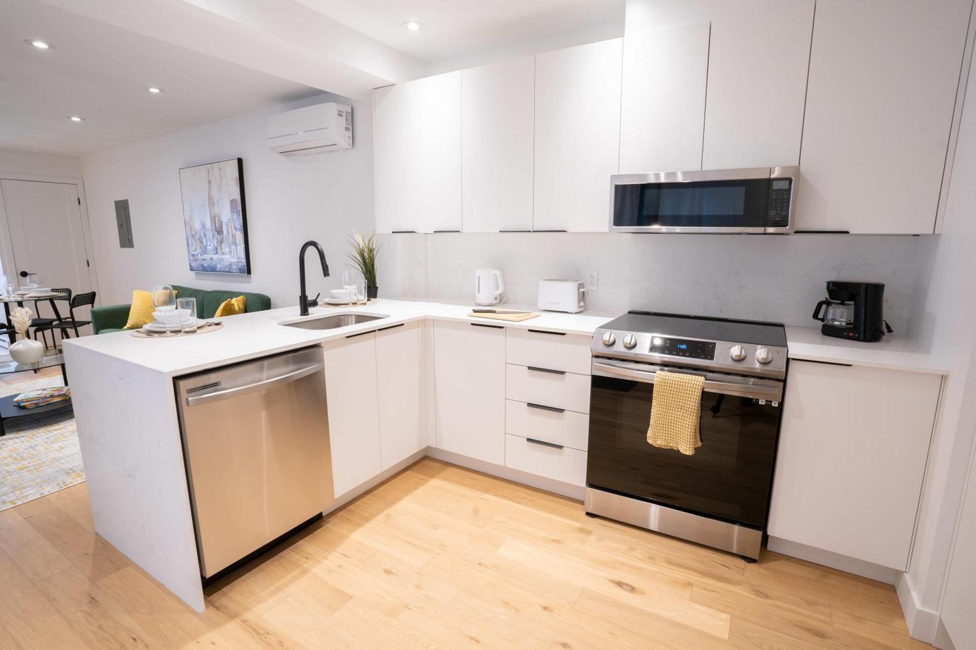 Beautiful 3-bedr Downtown 2min To Metro Apartment