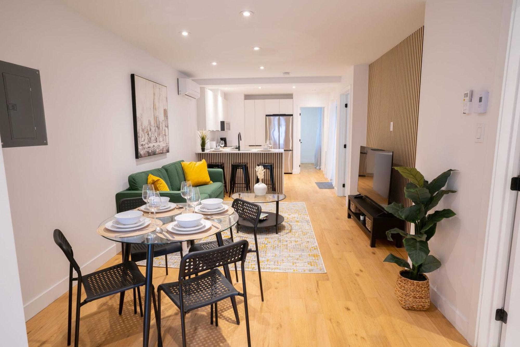 Beautiful 3-bedr Downtown 2min To Metro Apartment Montreal
