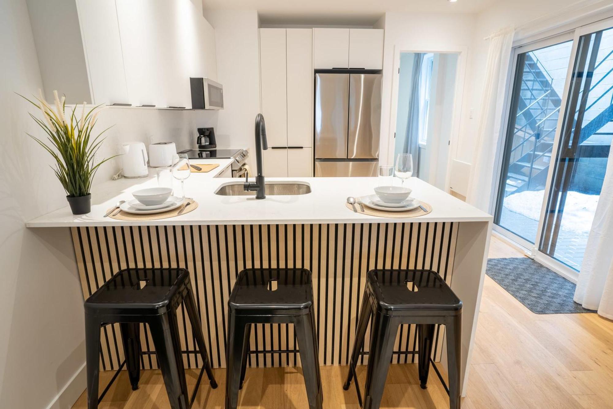 Beautiful 3-bedr Downtown 2min To Metro * Montreal