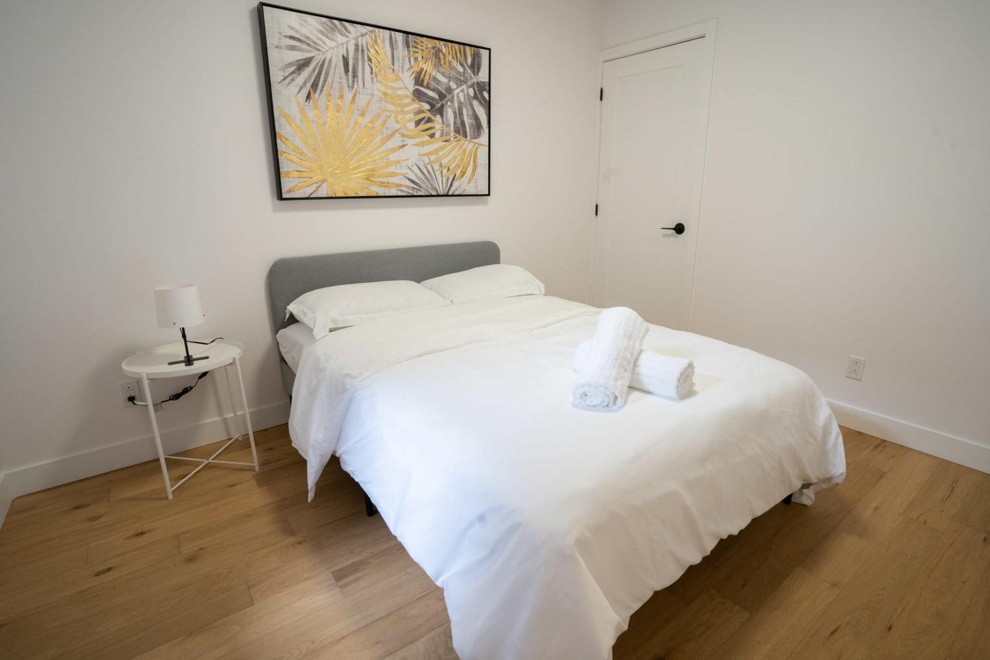 Beautiful 3-bedr Downtown 2min To Metro Apartment Montreal