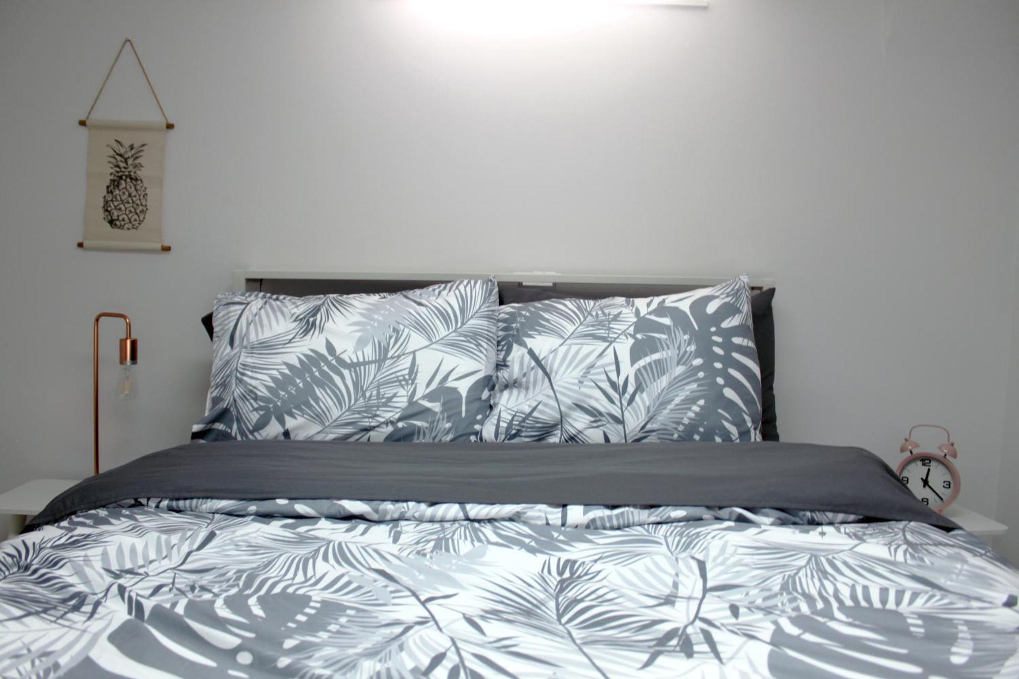 Spacious Little Italy, 1 King Bdr, 1 Db Bdr, 2 Sofa Beds, Yard Apartment