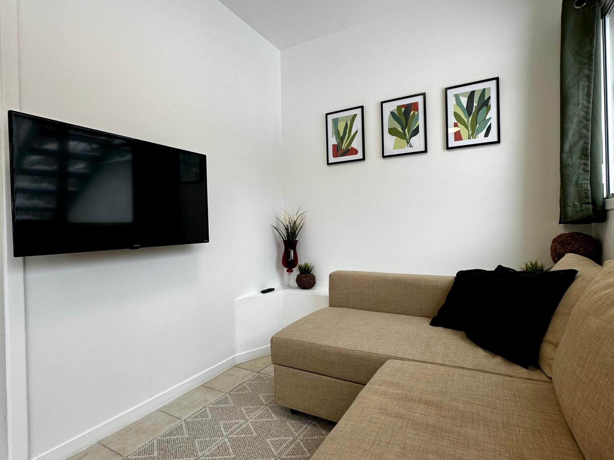 Private Bedroom #3 - Cremazie Homestay Montreal
