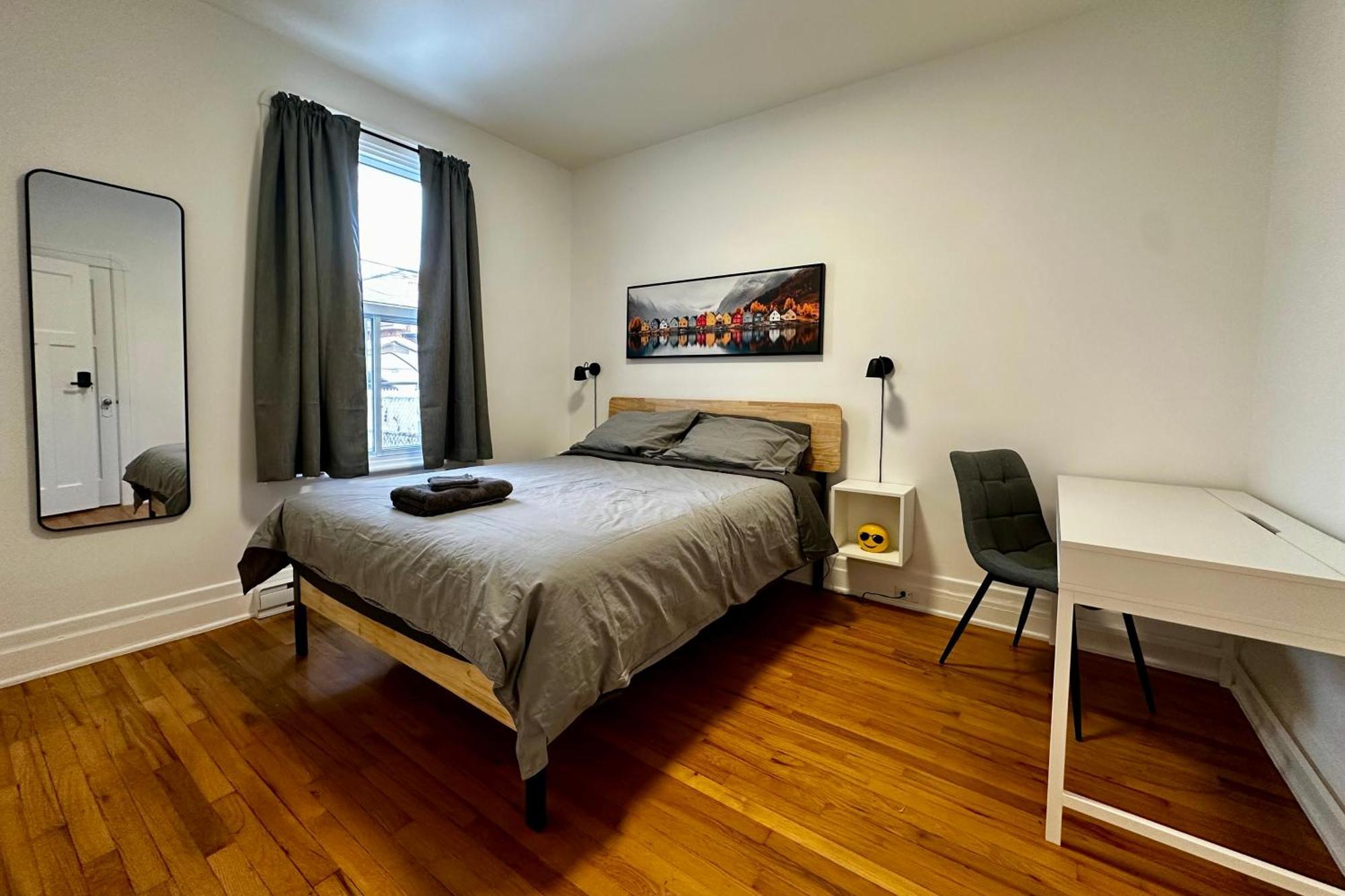 Homestay Private Bedroom #3 - Cremazie Montreal