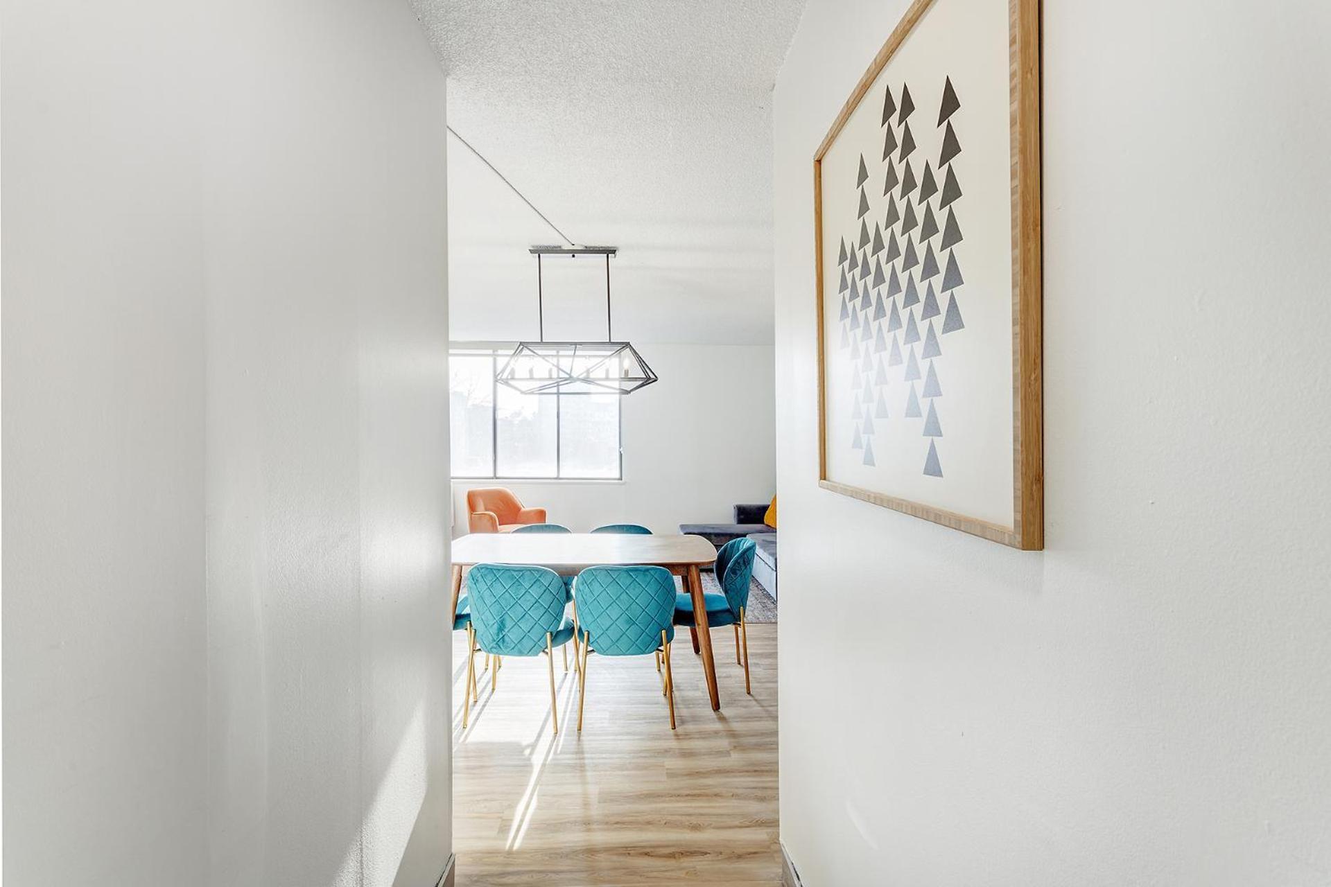 One Bedroom Oasis Steps Away From Mount Royal Apartment *