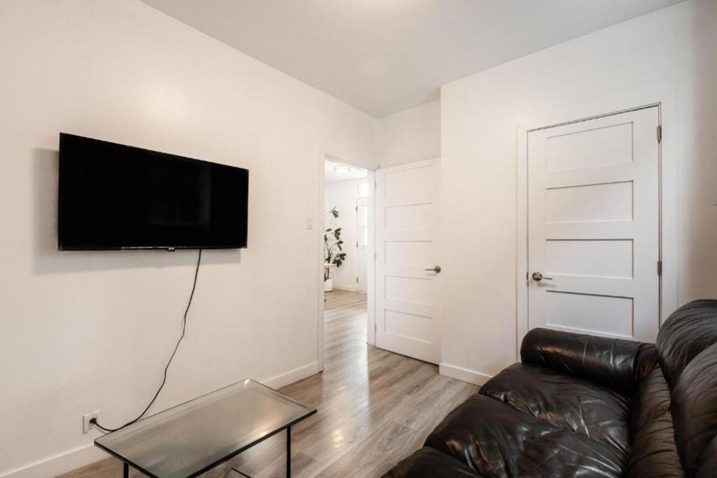 1 Bedroom With 2 Bed Near St-lawrence River-1011 Montreal