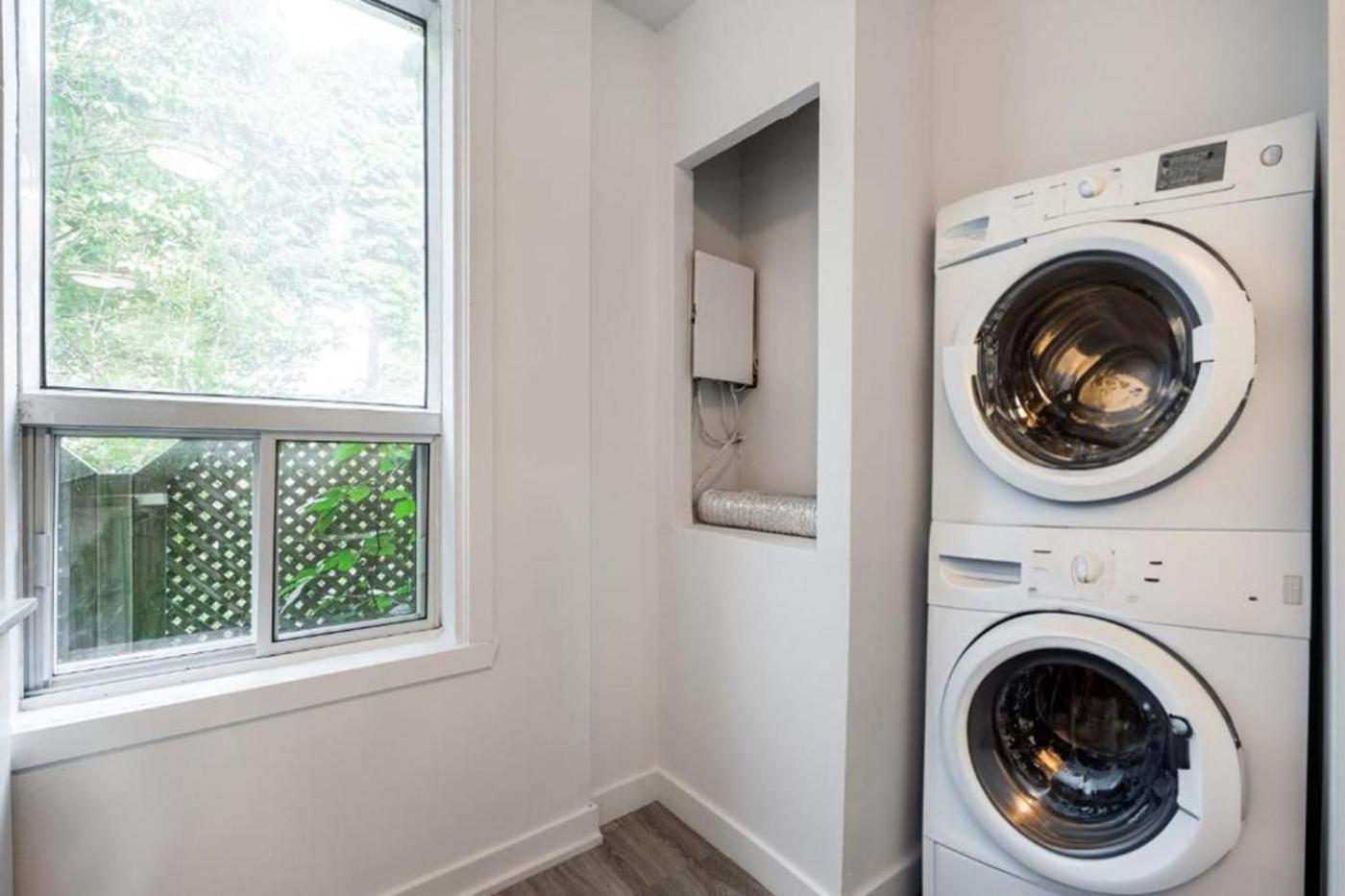 1 Bedroom With 2 Bed Near St-lawrence River-1011 * Montreal