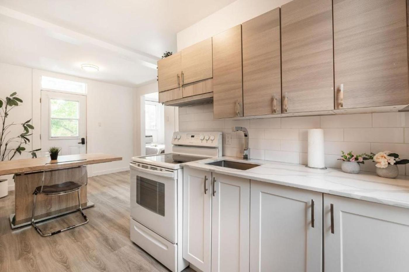 1 Bedroom With 2 Bed Near St-lawrence River-1011 Apartment *