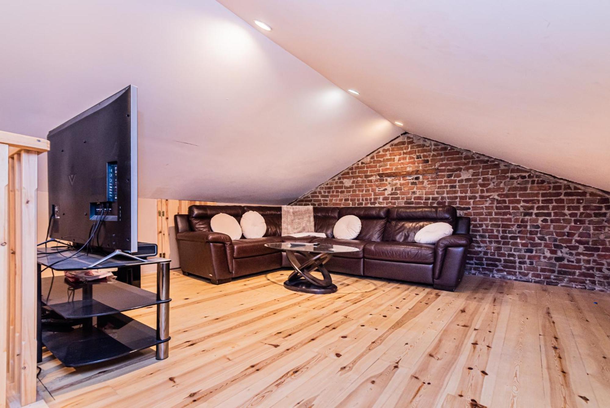 Centennial 6-bedroom Waterfront Palace Sleeps 14 * Montreal
