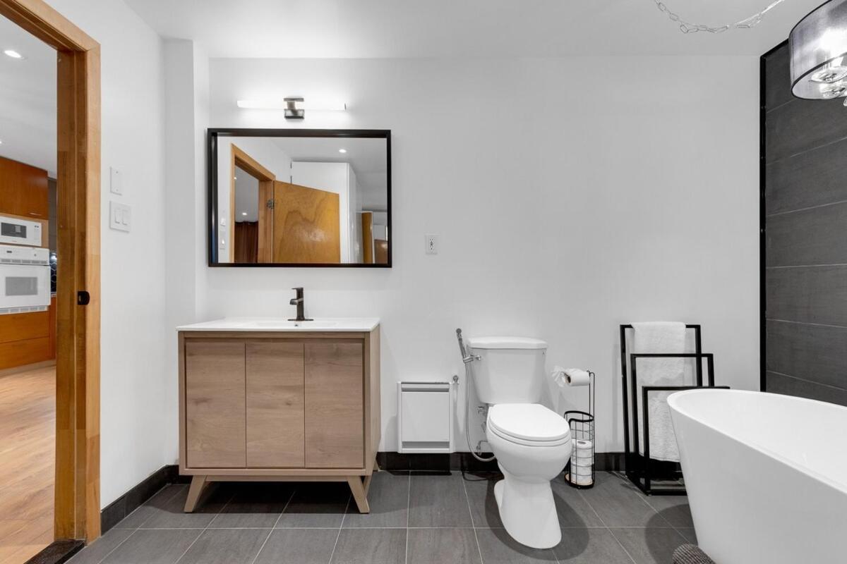 Romantic Urban Peaceful Retreat Montreal