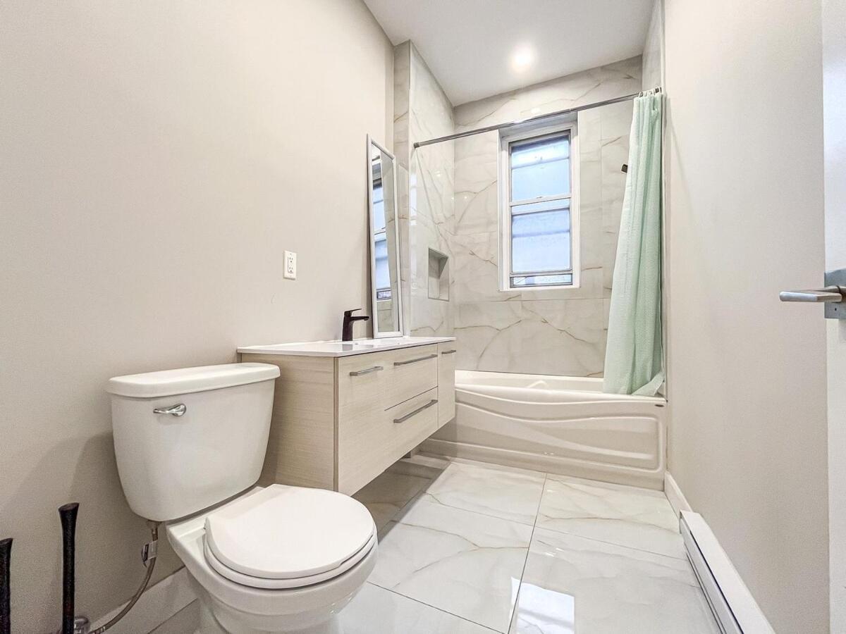 Delightful 4br - Mile End Apartment Montreal