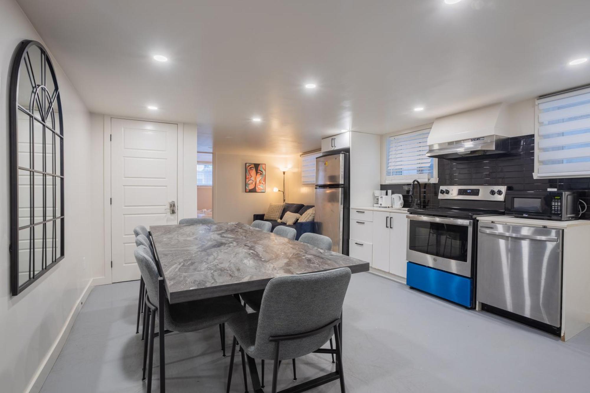 Stylish 4br In The Heart Of Plateau Zw8 Apartment Montreal