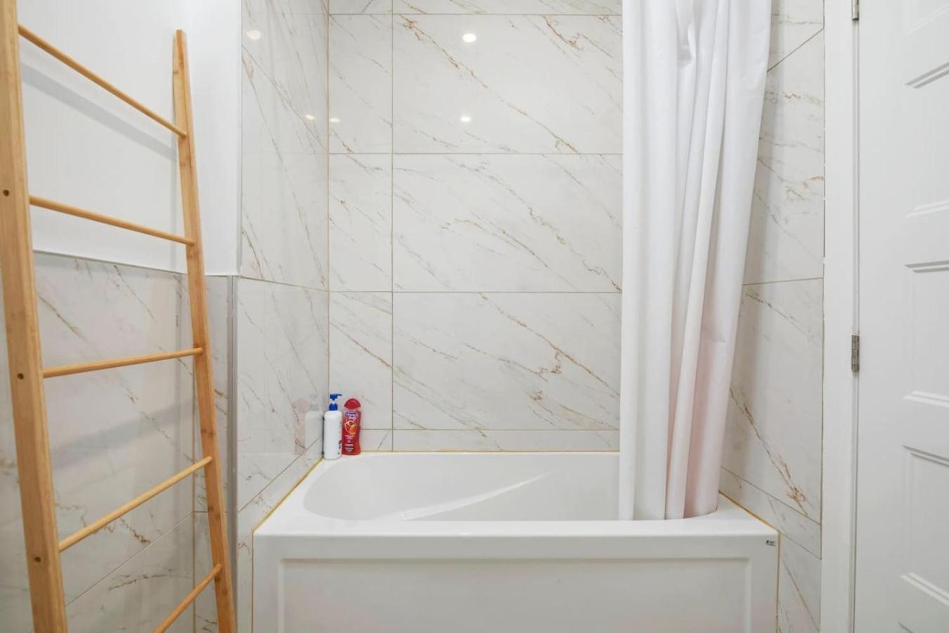 Inviting 2br1b In Village Downtown Zh2 Montreal