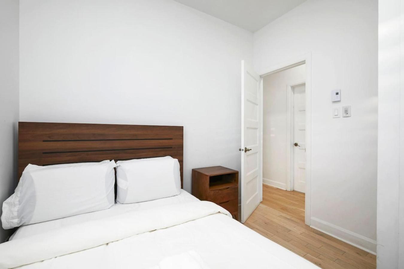 Inviting 2br1b In Village Downtown Zh2 *