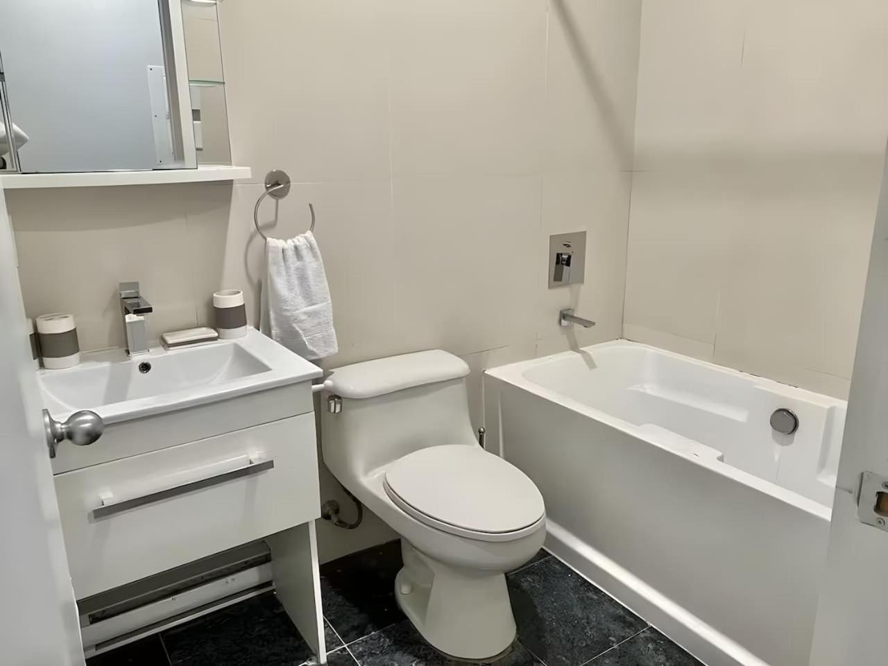 Spacious 1bdr Mezzanine On Bishop Mtl Zx8 Apartment